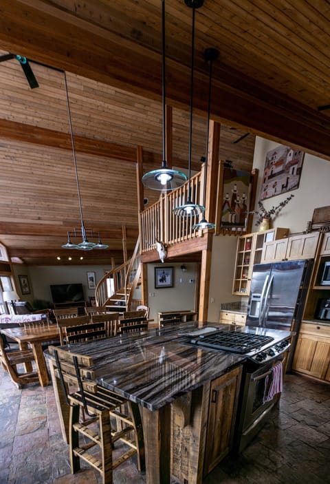 Main: Kitchen Island