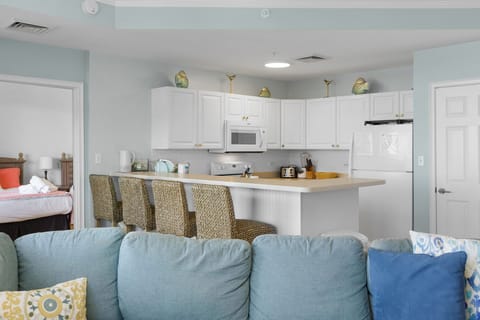 Villa de Goulet - Ocean View Condo in Forest Beach with 2 Community Pools