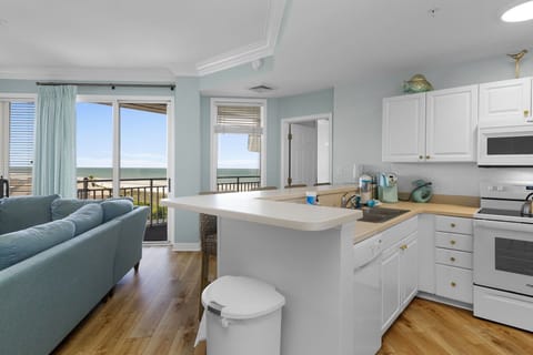 Villa de Goulet - Ocean View Condo in Forest Beach with 2 Community Pools