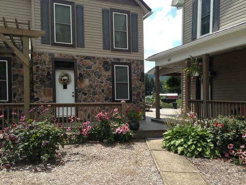 Front view of the Inn from the street.