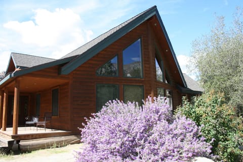 Riverkern Lodge - Custom luxury log home located in the Sequoia National Forest.