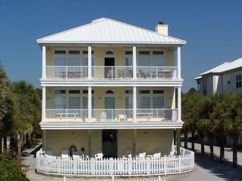 Mango Mansion is a horizontal duplex: Mango II top floor / Mango I middle floor