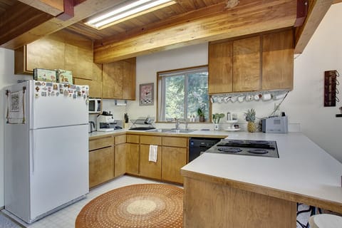 Kitchen has espresso mach., tea kettle, popcorn maker, crock-pot & more!