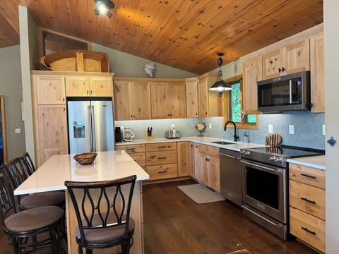 Newly remodeled kitchen (spring 2024)!