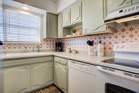 Kitchen has everything you need for cooking & enjoying meals! 