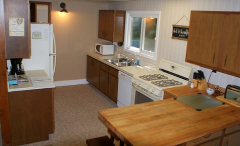 Large fully equipped kitchen, ice maker, breakfast bar with 3 stools.