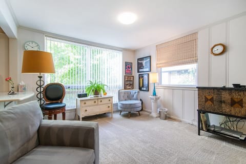 spacious sitting area, computer friendly counter-top with handy electric outlets