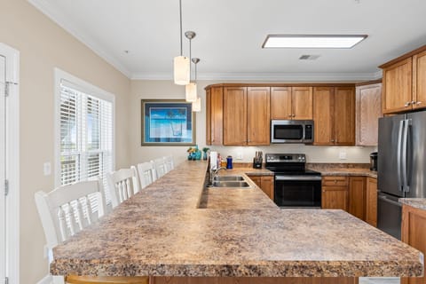 2 Tier bar at kitchen.