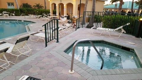 Harbor Towers pool and hot tub 