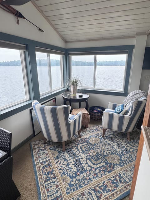 Cozy sitting area of Lake of the Isles 💕