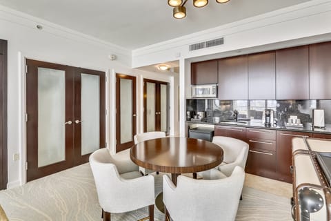 Fontainebleau Sorrento 3 unit suite/3 bathrooms Apartment in Miami Beach