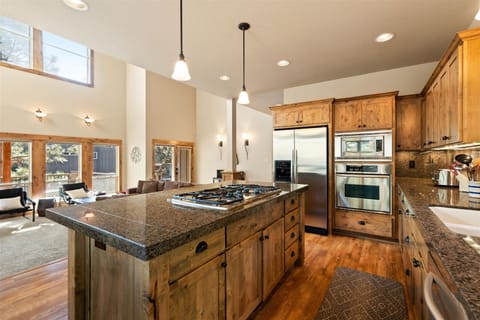 Fully equipped kitchen, gas range and oven