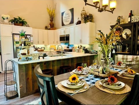 Spacious and beautifully appointed kitchen and dining room, decorated by season!