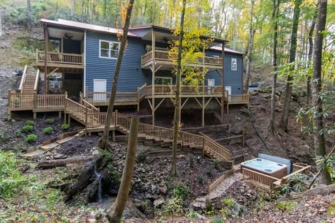 BREATHTAKING cabin…3 decks, 2 waterfalls, Fire-Pit/Hot-tub area on 3.5 acres ❤️