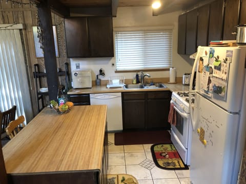 Kitchen with breakfast bar