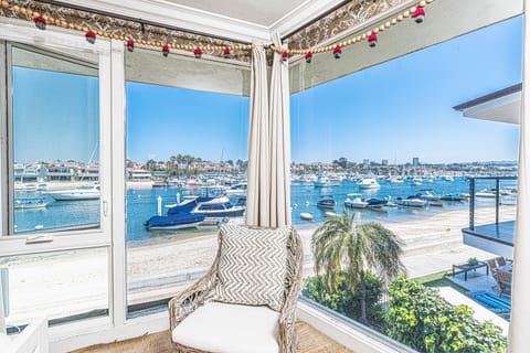 The best sunrise bay views of the whole house.
                