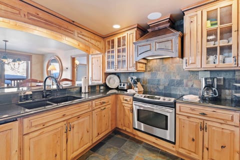 oxfordcourt-405-0694_52666937241_o