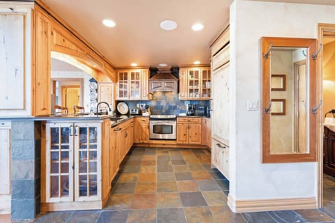 oxfordcourt-405-0684_52667373410_o