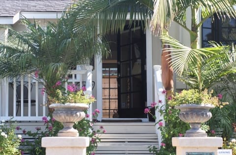 Welcome to Our Charming Beach Cottage in Laguna