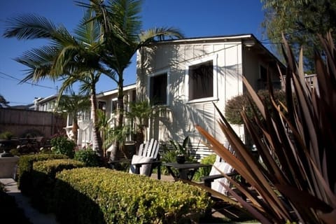 Tranquil fountain, outdoor seating, mini view of ocean and 3 parking spaces!