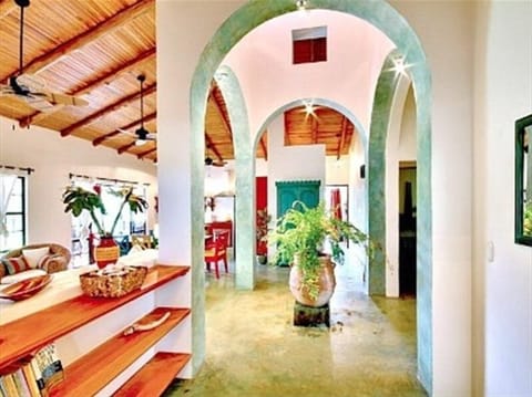 Spacious rooms, high ceilings - Colorful and Fresh.  