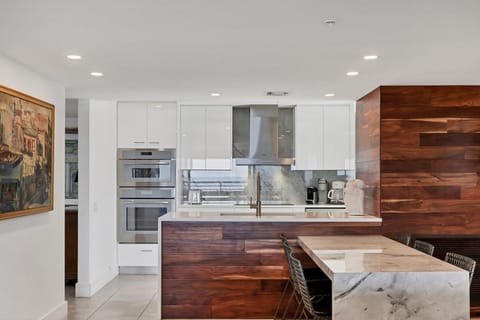 Inn On The Beach 1307 by FVC - Dining and Kitchen