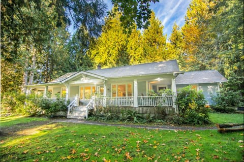 The 1910 Historic Inn during the late summer and early autumn.