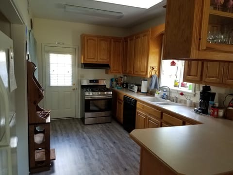 Large fully stocked kitchen, complimentary coffee/creamer