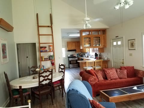 Open Floor Plan between lvrm/kitchen