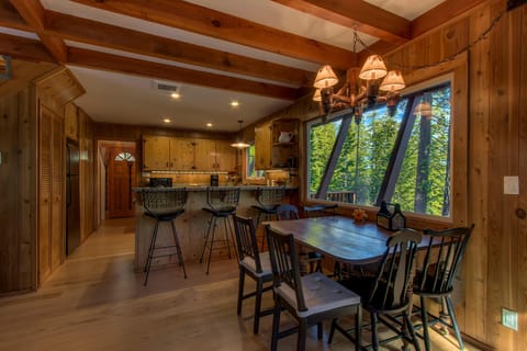 Dining table extends to seat 9-10 people