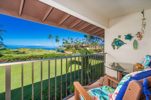 Enjoy oceanfront views relaxing in paradise!! Private lanai and quiet area.