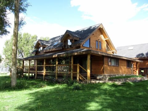 Side View of the house, guest house is behind to the right pic. taken by guest