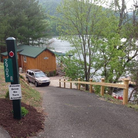 Entrance
(back down  recommended -- no turn around at cottage)