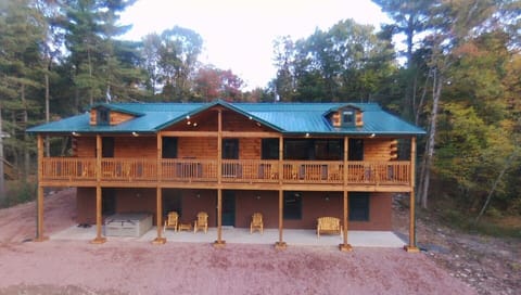 Brand New Lake Front Log Cabin Home With 7 Beds, 4 Baths. Huge Deck On Lakeside!
