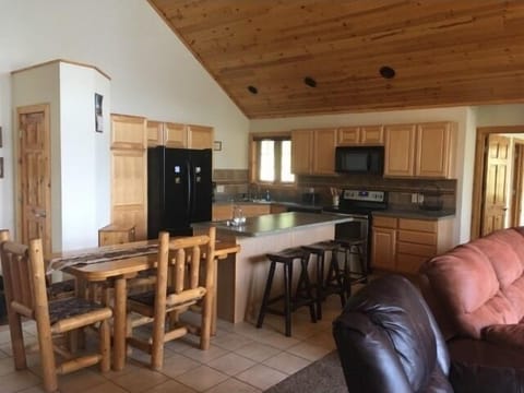 Large full kitchen stocked with all your cooking and baking needs, new stove!