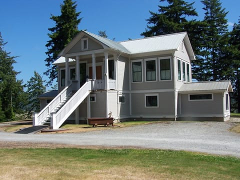Randolph School -Overlooks Coquille River sleeps 10-(5) queen beds