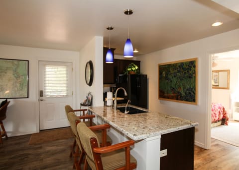 Granite dining bar in kitchen area. 
Great spot for breakfast, lunch or dinner!