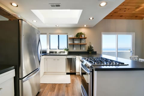 High end kitchen appliances and well appointed kitchen for guest enjoyment