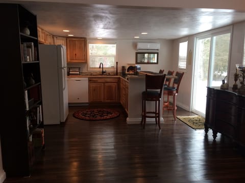 Kitchen and Breakfast bar