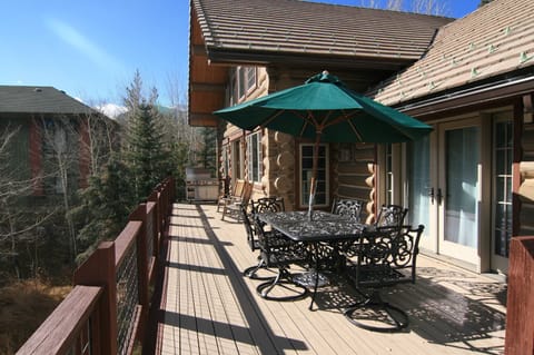 Upper deck, 8-person table, grill