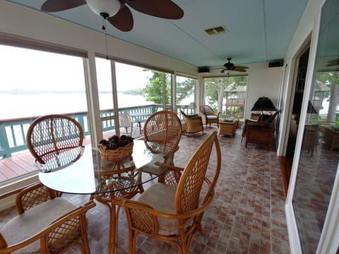 Sun room overlooking the lake - exquisite