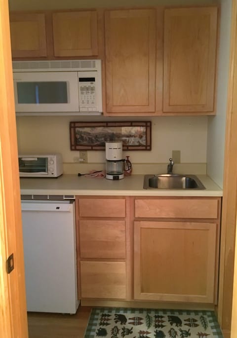 little pine small kitchenette
