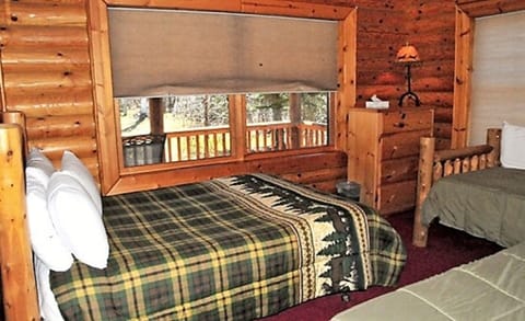 Downstairs bedroom
One queen and two twins