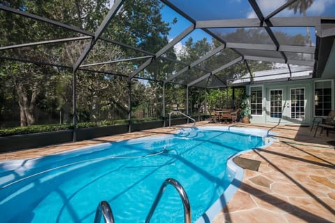 Screened, solar heated pool
Casa Del Rio 