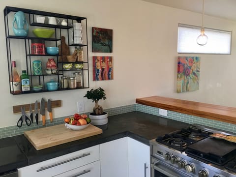 6 burner pro gas range with 2 ovens below.