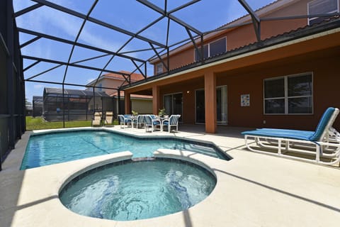 South facing pool/Spa with covered lanai
