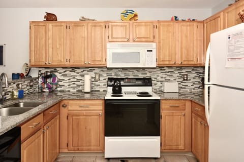 Kitchen w/ Backsplash and stocked for all home chefs to prep meals