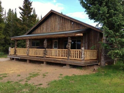 Bears Den Cabin is great for exploring Yellowstone Park & the surrounding area.