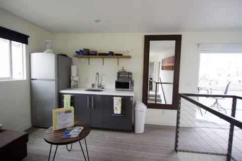 Kitchenette with fridge
