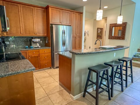 Kitchen counter, great for guests while cooking diner! 